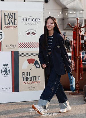 【フォト】キム・ソヒョン、クロップドトップス＆ジーンズでカジュアルコーデ完成