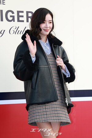 【フォト】結婚後さらに美しくなったアイリーン、チェック柄ワンピが上品