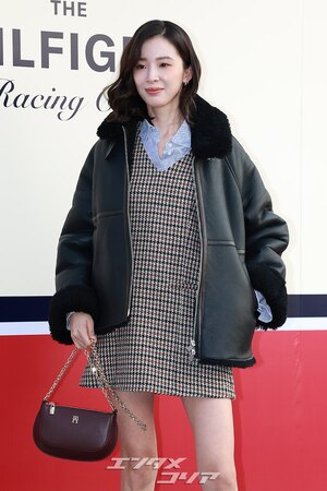 【フォト】結婚後さらに美しくなったアイリーン、チェック柄ワンピが上品