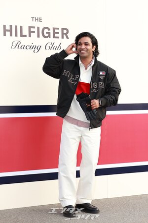 【フォト】『イカゲーム』出演のアヌパム・トリパティ、ハートのポーズ