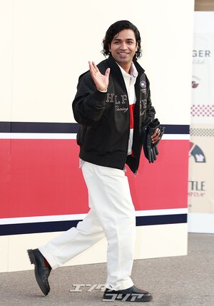 【フォト】『イカゲーム』出演のアヌパム・トリパティ、ハートのポーズ