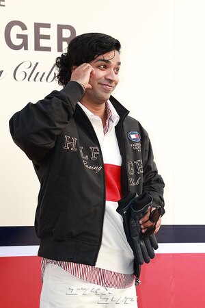 【フォト】『イカゲーム』出演のアヌパム・トリパティ、ハートのポーズ