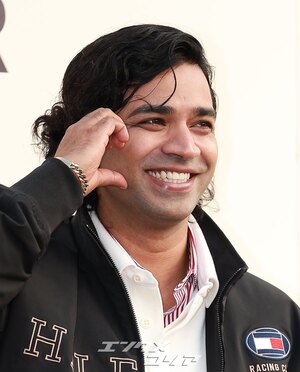 【フォト】『イカゲーム』出演のアヌパム・トリパティ、ハートのポーズ