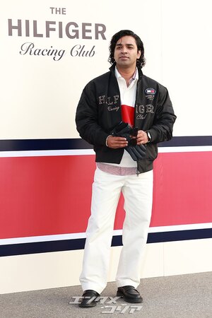 【フォト】『イカゲーム』出演のアヌパム・トリパティ、ハートのポーズ