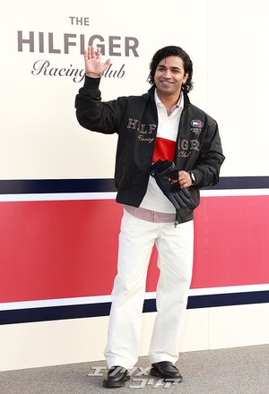 【フォト】『イカゲーム』出演のアヌパム・トリパティ、ハートのポーズ