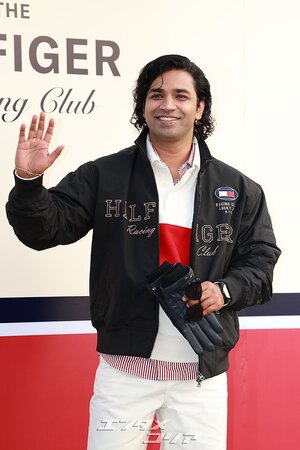 【フォト】『イカゲーム』出演のアヌパム・トリパティ、ハートのポーズ