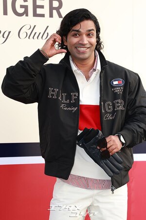 【フォト】『イカゲーム』出演のアヌパム・トリパティ、ハートのポーズ