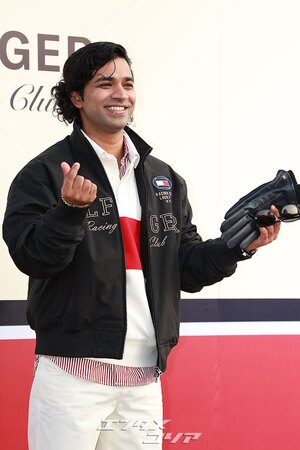 【フォト】『イカゲーム』出演のアヌパム・トリパティ、ハートのポーズ