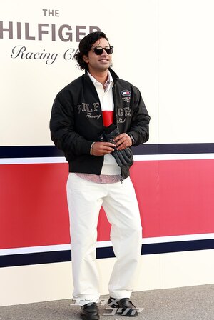 【フォト】『イカゲーム』出演のアヌパム・トリパティ、ハートのポーズ