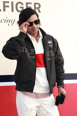 【フォト】『イカゲーム』出演のアヌパム・トリパティ、ハートのポーズ