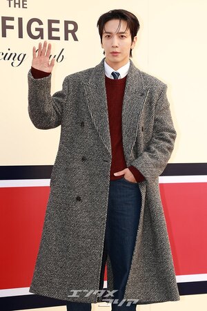 【フォト】CNBLUEジョン・ヨンファ、ロングコートがおしゃれ