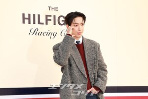 【フォト】CNBLUEジョン・ヨンファ、ロングコートがおしゃれ