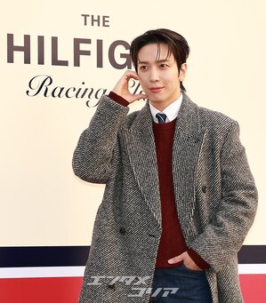 【フォト】CNBLUEジョン・ヨンファ、ロングコートがおしゃれ