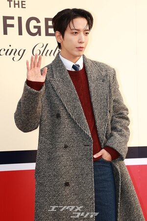 【フォト】CNBLUEジョン・ヨンファ、ロングコートがおしゃれ