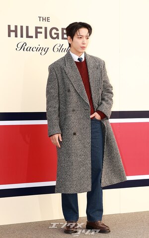 【フォト】CNBLUEジョン・ヨンファ、ロングコートがおしゃれ
