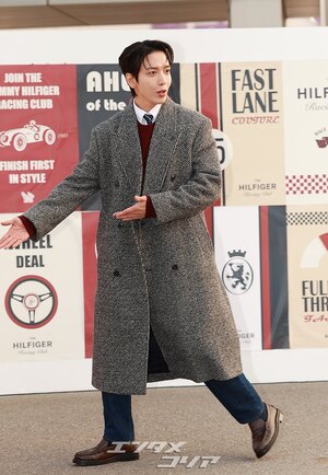 【フォト】CNBLUEジョン・ヨンファ、ロングコートがおしゃれ