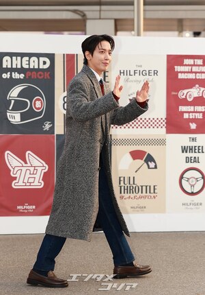 【フォト】CNBLUEジョン・ヨンファ、ロングコートがおしゃれ