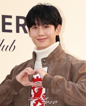 【フォト】秋らしいムード漂うチョン・へイン、笑顔がステキ