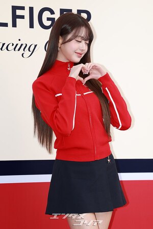 【フォト】IVEウォニョン、赤いジップアップパーカー＆黒い超ミニスカートがキュート