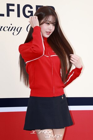 【フォト】IVEウォニョン、赤いジップアップパーカー＆黒い超ミニスカートがキュート