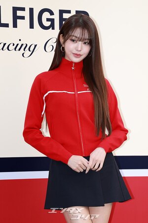 【フォト】IVEウォニョン、赤いジップアップパーカー＆黒い超ミニスカートがキュート