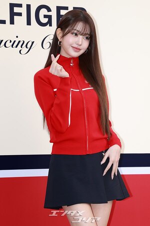 【フォト】IVEウォニョン、赤いジップアップパーカー＆黒い超ミニスカートがキュート