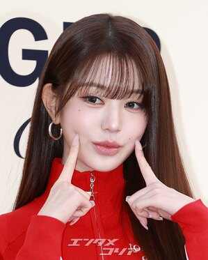 【フォト】IVEウォニョン、赤いジップアップパーカー＆黒い超ミニスカートがキュート