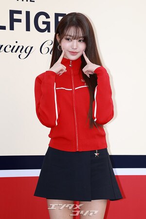 【フォト】IVEウォニョン、赤いジップアップパーカー＆黒い超ミニスカートがキュート