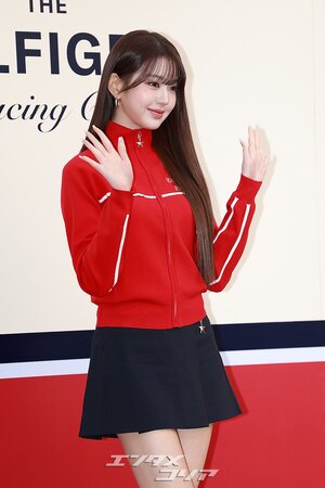 【フォト】IVEウォニョン、赤いジップアップパーカー＆黒い超ミニスカートがキュート