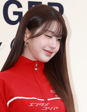 【フォト】IVEウォニョン、赤いジップアップパーカー＆黒い超ミニスカートがキュート