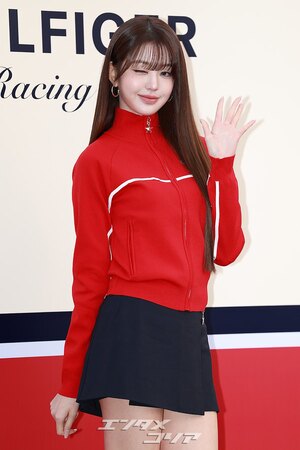 【フォト】IVEウォニョン、赤いジップアップパーカー＆黒い超ミニスカートがキュート