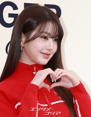 【フォト】IVEウォニョン、赤いジップアップパーカー＆黒い超ミニスカートがキュート