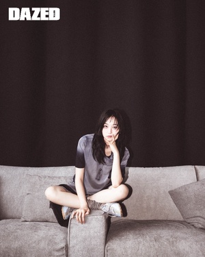 【フォト】ハン・ジヒョン、背中開きトップス＆カーゴパンツ姿が大胆