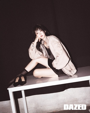 【フォト】ハン・ジヒョン、背中開きトップス＆カーゴパンツ姿が大胆