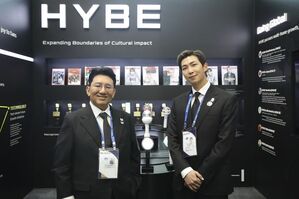 HYBEのパン・シヒョク議長とBTSのRM、「APEC CEOサミット」開会式に出席…HYBE広報ブースを視察