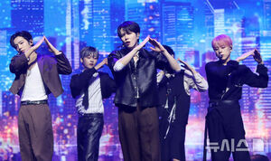 【フォト】WEi新譜のメディア先行公演、強烈なステージ