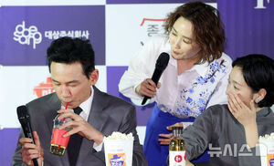 【フォト】紅酢の酸っぱさに顔をしかめるファン・ジョンミン