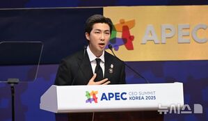 【フォト】APEC CEOサミットで演説するBTSのRM