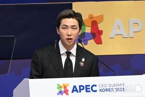 【フォト】APEC CEOサミットで演説するBTSのRM