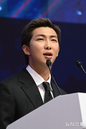 【フォト】APEC CEOサミットで演説するBTSのRM