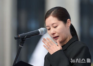 【フォト】涙を流しながら追悼の辞を述べるムン・ソリ＝梨泰院惨事