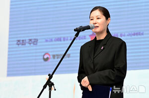 【フォト】涙を流しながら追悼の辞を述べるムン・ソリ＝梨泰院惨事