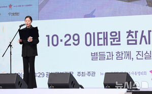 【フォト】涙を流しながら追悼の辞を述べるムン・ソリ＝梨泰院惨事