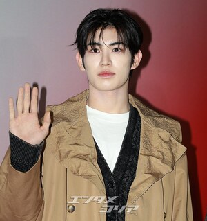 【フォト】KickFlipミンジェ＆ドンファ　秋コーデ「聖水洞に来ました！」