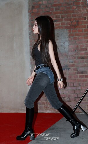 【フォト】チョンハ　大胆ファッションも見事な着こなし…シック＋セクシー