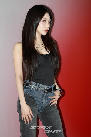 【フォト】チョンハ　大胆ファッションも見事な着こなし…シック＋セクシー