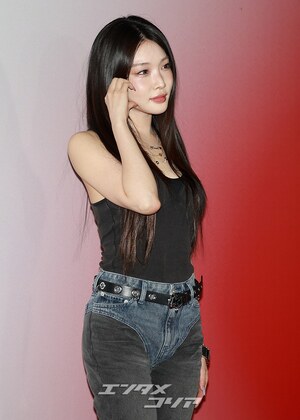 【フォト】チョンハ　大胆ファッションも見事な着こなし…シック＋セクシー