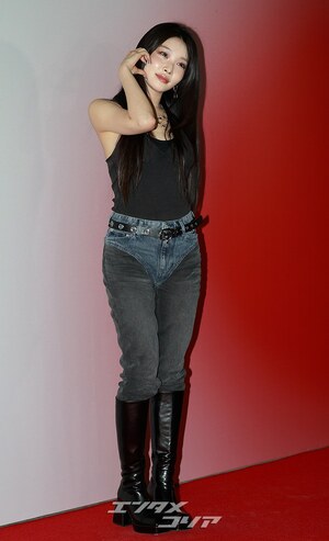 【フォト】チョンハ　大胆ファッションも見事な着こなし…シック＋セクシー