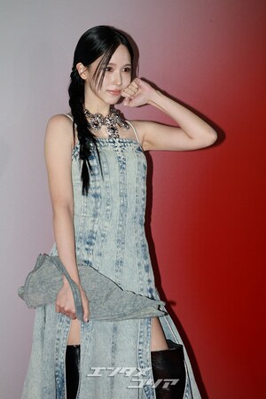 【フォト】TWICEミナ　デニムドレスで「ビンテージ・シック」に