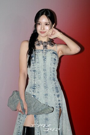 【フォト】TWICEミナ　デニムドレスで「ビンテージ・シック」に